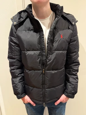 Ralph Lauren vinter jacka - Hej, säljer nu mina svarat puffer Ralph Lauren jacka i fint skick, men dragkedjan kan ca något segt men inget man tänker på. Den är sparsamt använd. Storlek M. Fick den av morsan, säljs nu då ja köpt  ny jacka. Nypris går för 5699kr, min säljs för 2690kr, har kvitto!