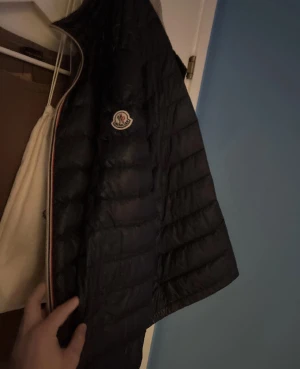 Moncler Daniel  - |Moncler Daniel| stl 4: M/L | en flaw see bild 4| har äktighetsbevis! | vid fler frågor eller funderingar är det bara att hojta till! | priset är diskuterbart! |