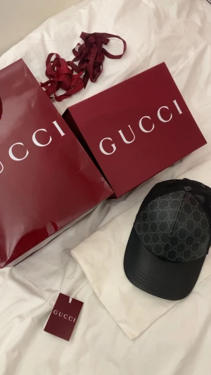 Gucci keps - Säljer en helt ny och fräsch Gucci keps som är köpt från Gucci i Stockholm. Som ni ser på bilderna, så finns allting med och följs med. Nypris på denna kepsen ligger på 5850kr. Jag har använt den 1-2 gånger, det för att jag har slutat använda keps. VID SNABBAFFÄR KAN PRISET DISKUTERAS!!!