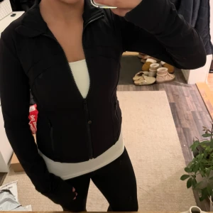 Lululemon jacka - Säljer min lululemon decibel jacka som är i mycket bra skick, har inte andvänts mycket alls och är nästan som ny. Har även kvitto. Skriv för fler frågor💕