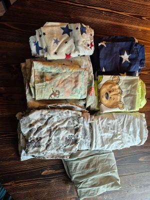 Sängkläder till spjälsäng  - Sängkläder till spjälsäng i bra skick. 5 st påslakan med örngott o 2 st lakan.  