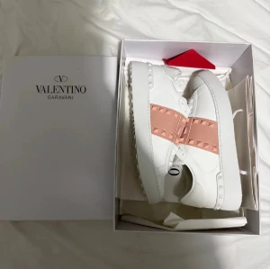 Valentino skor  - Jättefina rosa valentino skor helt nya, använda 1 gång. storlek 39, nypris ca 7000kr