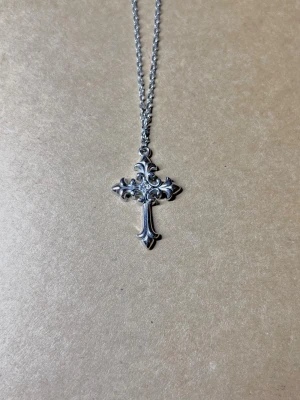 Croix Parisienne - · Hänge: 2,5 x 1,7 cm · Kedja: 50 cm, 1,5 mm bred · Rost- och nickelfri