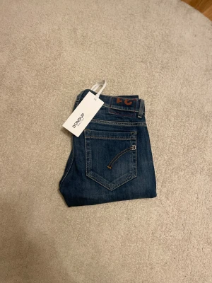 Dondup blå jeans, skinny fit, stl 31 - Säljer dessa riktigt fräscha Dondup jeans, modell George Denim, de är i nyskick med tagen kvar. Köpta för  2 500kr, mitt pris 550kr kan diskuteras vid snabb affär🤝🏻. Bara att höra av sig vid frågor!!!