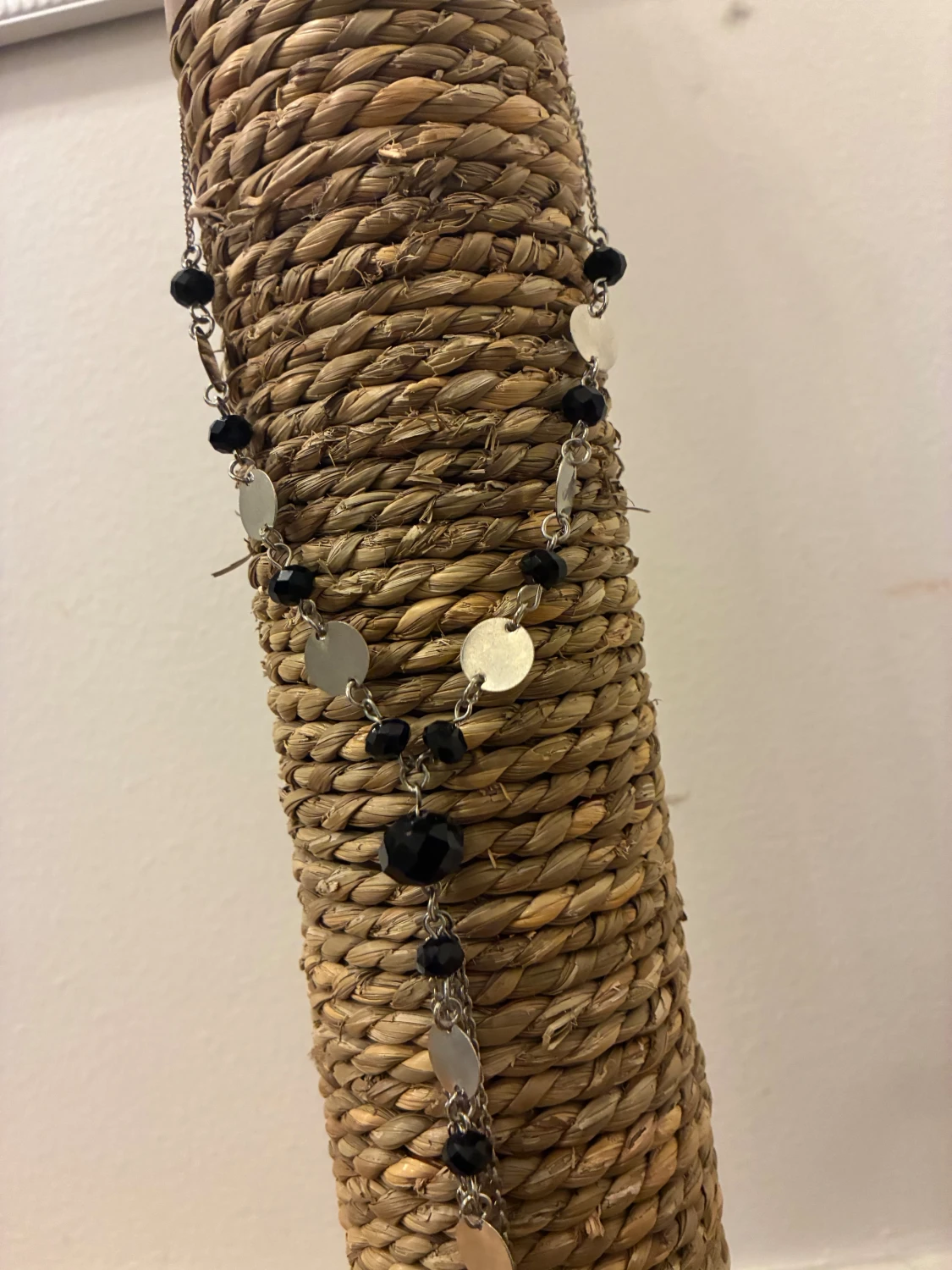 Silverfärgat halsband med svarta pärlor - 1