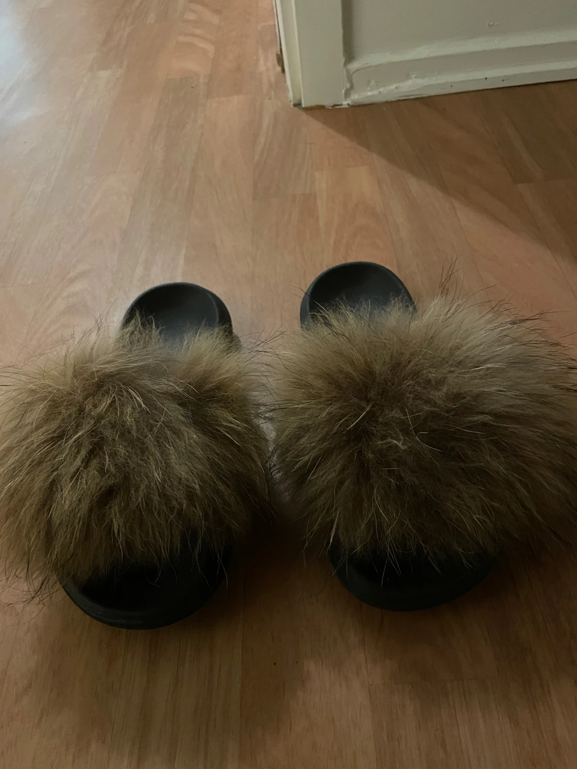 Svarta sandaler med fluffig päls - 1