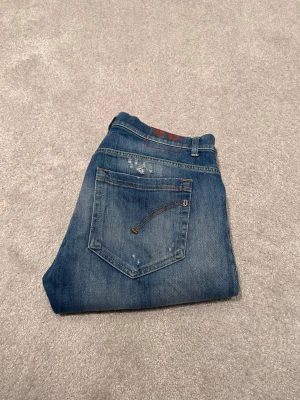 Dondup George - Blåa Dondup George med slitningar. Hör av dig via dm vid funderingar🤗