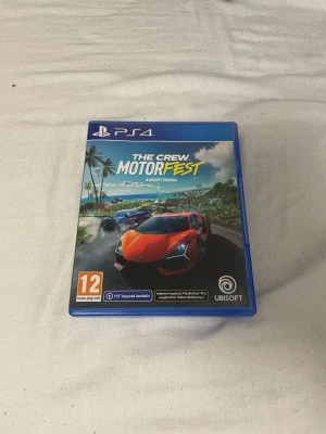 The Crew Motorfest PS4 - The Crew Motorfest till PlayStation 4, komplett med fodral och skiva i mycket fint skick. Ett fartfyllt bilspel med online multiplayer och uppgraderingsmöjligheter. Inkluderar Year 1 Pass med extra bilar. Perfekt för racingentusiasten! Väldigt roligt spel (hög pris för att den köpts inte så längesen)