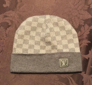 Lv Mössa  - Grå oanvänd lv mössa, skick 10/10! Pris kan diskuteras. 