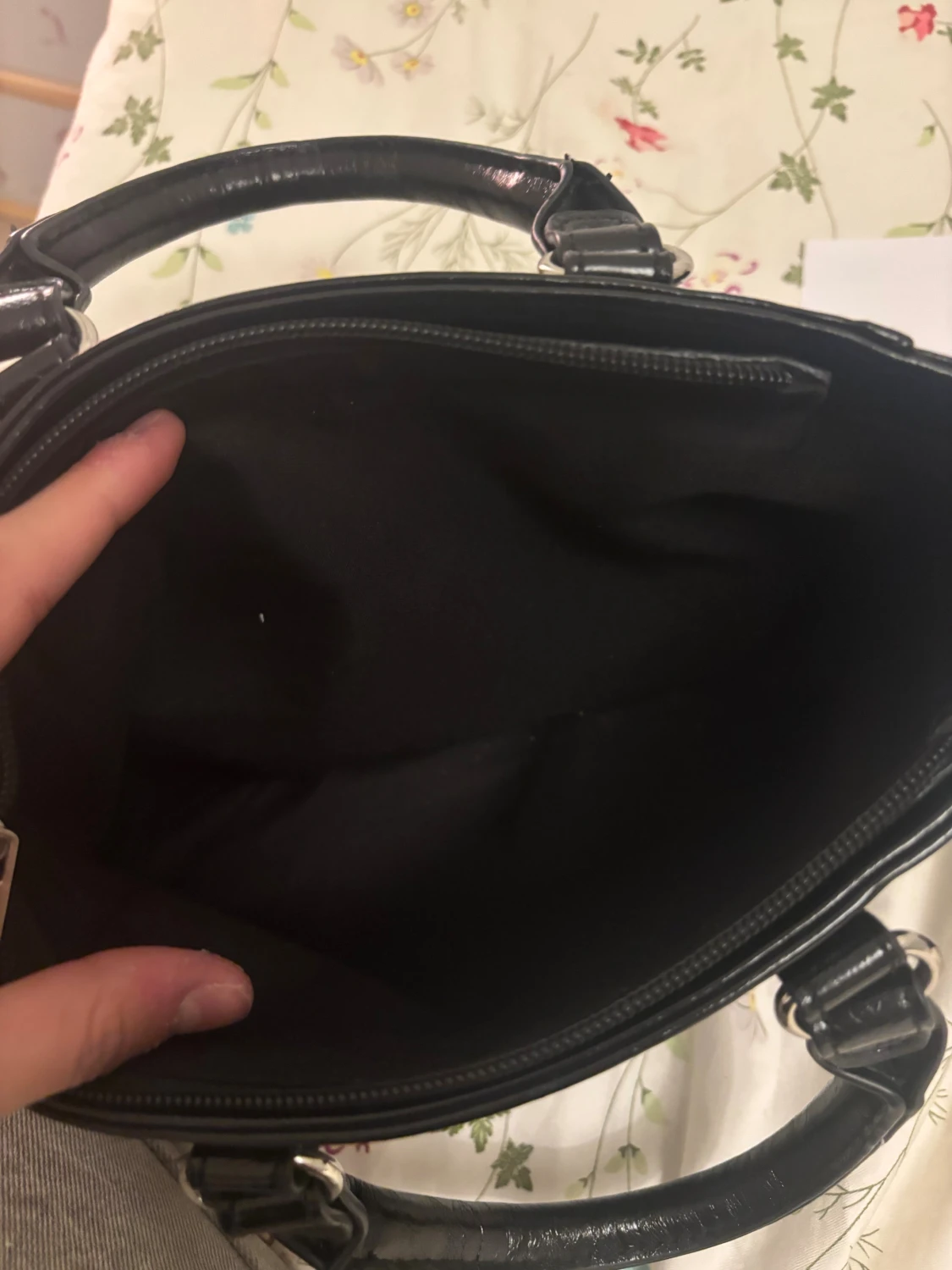 Svart handväska med dragkedjor - 3