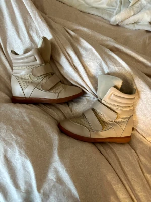 Isabel Marant liknande  - Jättefina beige sneakers med kilklack, nästan oanvända och jättefint skick🩷