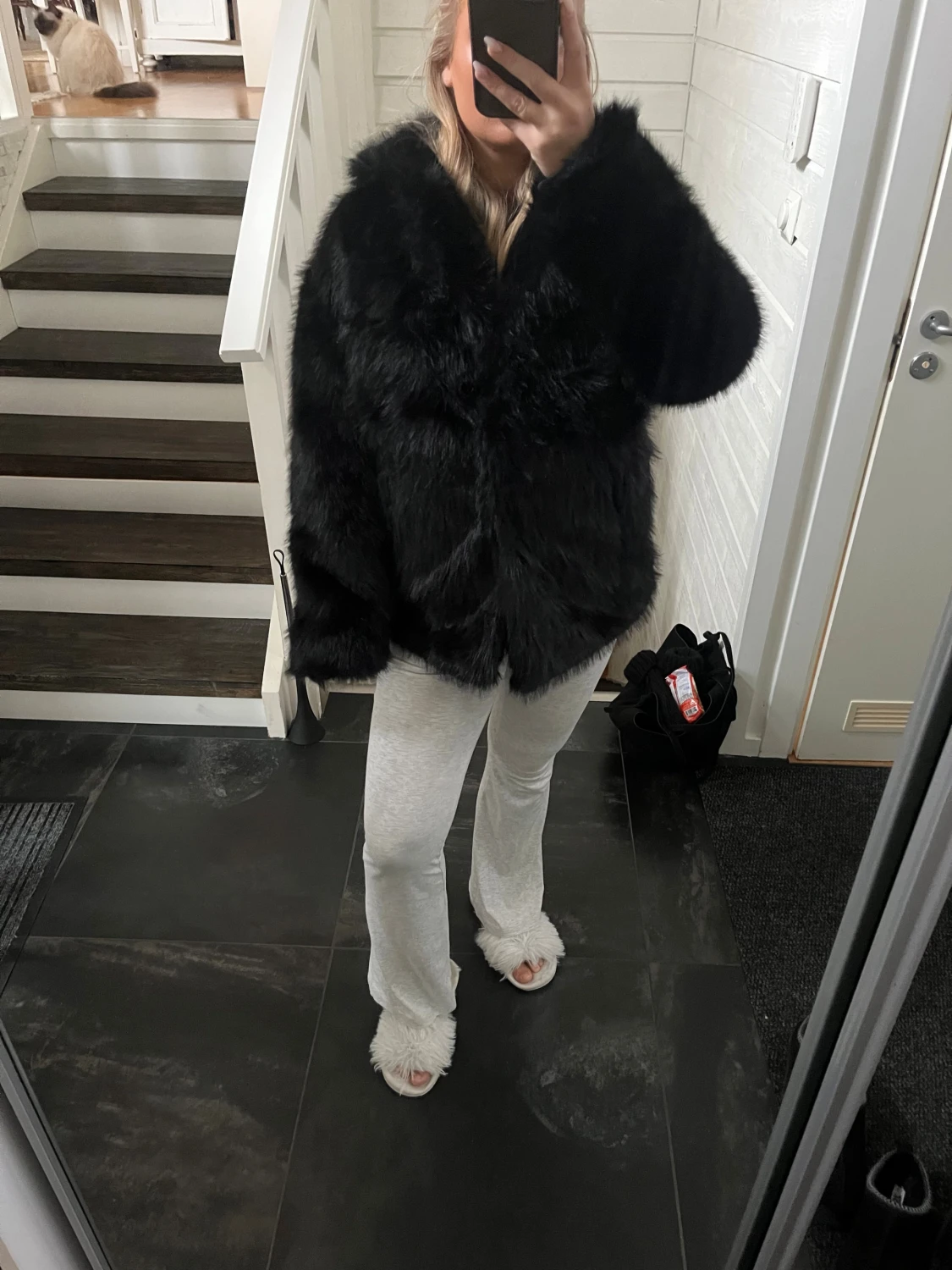 Svart pälsjacka med oversized passform - 1