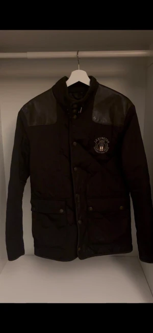 Svart quiltad jacka från Lexington - Säljer en as fet quiltad jacka från lexington i toppskick. Storlek L och passar med allt, riktigt stilren design. Tar emot prisförslag och frågor!