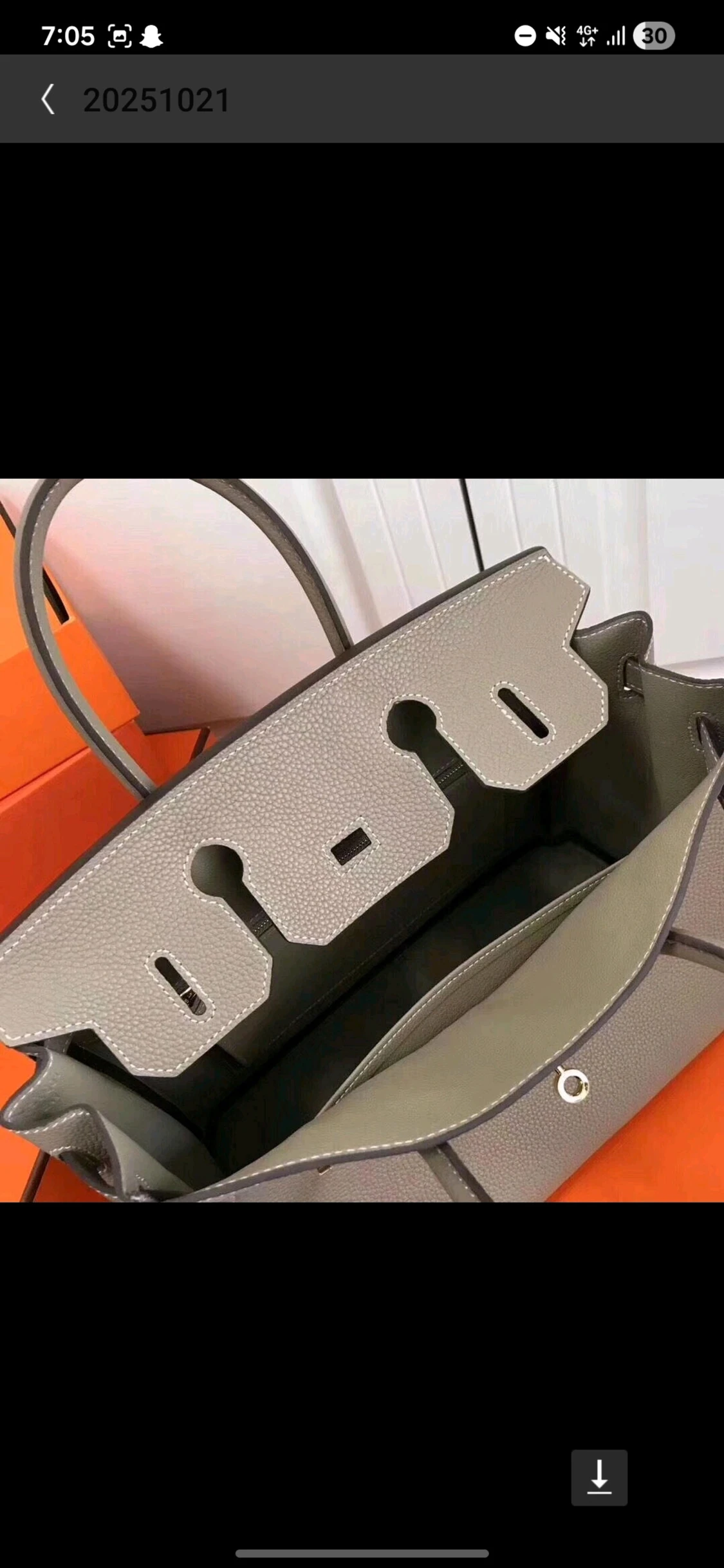 Beige handväska med gulddetaljer - 6