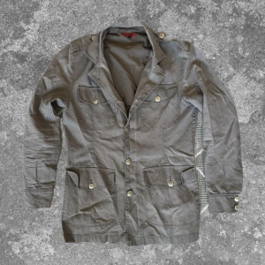 Grå Fieldjacket - Trendig och perfekt nu i höst! Måtten: A=47cm B=45cm C=50cm D=69cm