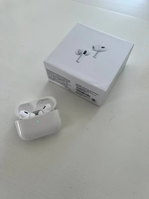 Pro 2 hörlurar – trådlösa med laddningsetui - Snygga och praktiska hörlurar – trådlösa med bra ljudkvalitet och stabil uppkoppling. Du får dem i originalförpackning tillsammans med laddningsetui och laddkabel (1m). Skickas snabbt och säkert. Hör av dig vid funderingar!