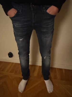 Slim Glenn jeans från Jack & Jones - Tja! Nu säljer jag dessa tvär feta jeansen från Jack and Jones modell slim Glenn, slim fitt. Stilrena med as feta slitningar, i storlek 29/32