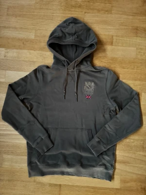 Mörk grön Morris Hoddie S - Riktigt fet Morris Hoddie i Grön som passar perfekt nu inför vintern❄️⛄️ Storleken är S Skick ll 9,6/10 Om du har några funderingar är de bara att höra av sig🫡