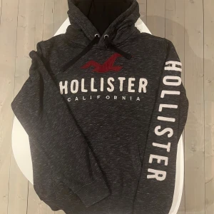 Hollister hoodie M - Riktigt fet mörkgrå hoodie från Hollister. I väldigt bra skick och storlek Medium. Pris 600 kr ej hugget i sten vid snabb affär 
