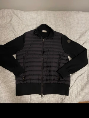 Moncler cardigan  - Säljer en Moncler cardigan med black batch på armen. Den är i riktigt bra skick och är endast använd ett fåtal gånger. Frågor? Kontakta mig✅. Allt gott, mvh Noah