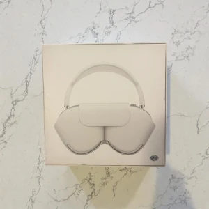 AirPods Max - Snygga och exklusiva Apple AirPods Max i originalförpackning. Over-ear hörlurar med aktiv brusreducering, hög ljudkvalitet och elegant design. Perfekt för musik, film och samtal. Förpackningen ser ut att vara i gott skick utan synliga skador.