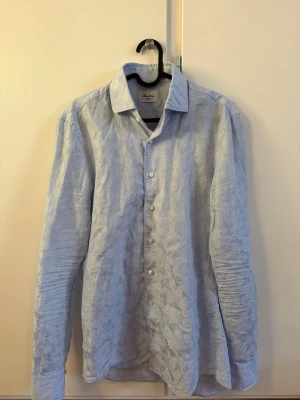 Stenströms skjorta - Ljusblå randig Stenströmsskjorta med diskret blommönster