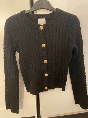 Svart kofta från H&M - Svart kofta från HM, använd ett par gånger men fortfarande i bra skick💕