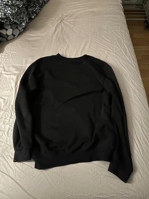 Svart crewneck sweatshirt H&M XS - En svart crewneck sweatshirt från H&M i relaxed fit. Tröjan har långa ärmar, ribbade muddar och är tillverkad i mjuk bomullsblandning. Enkel och clean design som passar perfekt till jeans eller joggers.