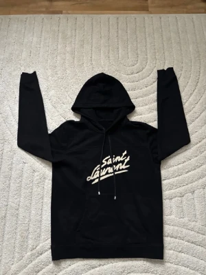 Saint Laurent hoodie ( GE PRISFÖRSLAG) - Skick: 9/10 | Storlek: S | Mitt pris: Ge prisförslag | Ge prisförslag över 1200 | Modellen är 170, 58kg | Defekter: Inga | Givetvis äkta | Hör av er vid frågor eller funderingar 🙌
