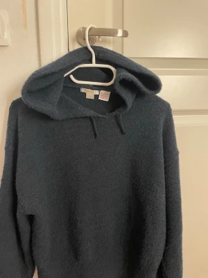 Marinblå stickad hoodie  - Super fin och skön stickad hoodie från Gina Tricot, säljer då den inte riktigt passar min stil längre.