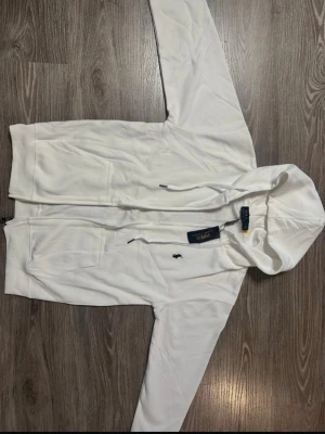 Vit Ralph lauren zip - Vit Ralph lauren zip men luva. Helt ny med prislapp. Perfekt för vinter och vår!