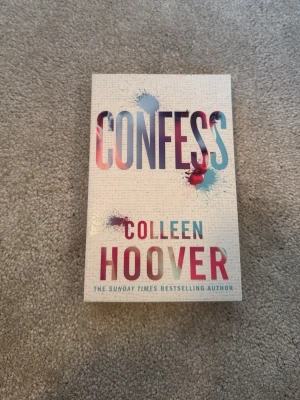Confess - Colleen Hoover  - En gripande roman om att riskera allt för kärleken och att hitta sanningen bland lögner. Perfekt för unga vuxna som gillar starka känslor, hemligheter och oväntade vändningar. Colleen Hoover levererar ännu en bladvändare som är svår att släppa taget om.