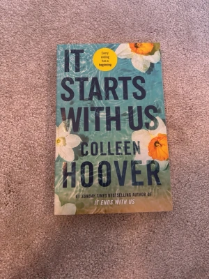 It Starts With Us - Colleen Hoover  - En gripande roman om kärlek, relationer och nya chanser. Perfekt för dig som gillar starka känslor, drama och att följa karaktärer genom livets utmaningar. Skriven av bästsäljande Colleen Hoover och en uppföljare till It Ends With Us.