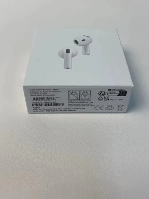 AirPods 4 ANC - Nya Apple AirPods 4 med aktiv brusreducering (ANC). Trådlösa hörlurar med laddningsetui, kompatibla med USB-C och Qi-certifierade laddare. Produkten är i nyskick och levereras i originalförpackning. Perfekt för musik, samtal och smidig anslutning till Apple-enheter.