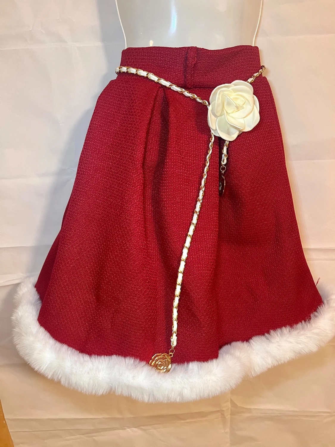 VinRöd kjol med vit fuskpäls och kedja - 2