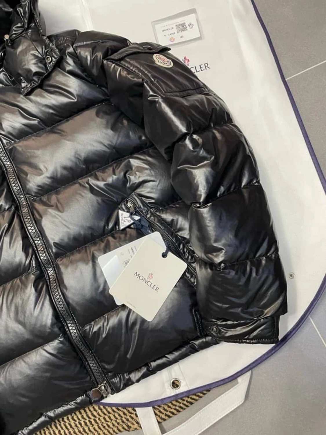 Svart Moncler dunjacka med huva - 1