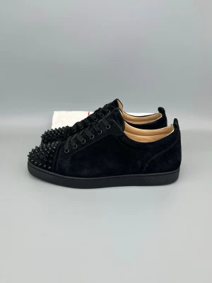 Christian Louboutin Louis Junior Spikes Sneaker Svart  - • The shoes have only been worn a few times and are in like-new condition  • Size: 43 (fits 43.5–44)  • Color: Black  • Retail price: 9500 SEK / 795€  • Dustbag included