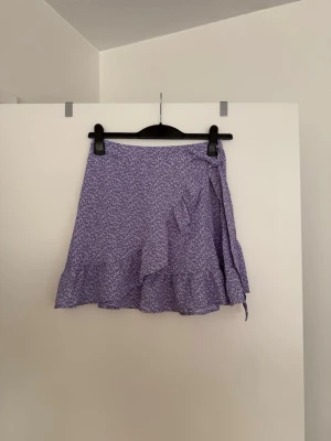 Kjol lila  - Storlek M. Aldrig använd. 