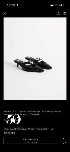 Svarta skinnmules med kitten-klack Zara - Svarta skinnmules från Zara med öppen häl och spetsig tå. Snygg remdetalj med spänne framtill och låg kitten-klack. Är helt oanvända då jag har ett par liknande!!🥰Ny pris ligger på 699kr