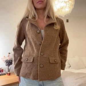 Brun kappa - Så så fin! Älskar färgen så fräsch, använde denna i höst🧡🫶🏼🧡🫶🏼 storlek L men jag på bilderna brukar annars ha xs-s