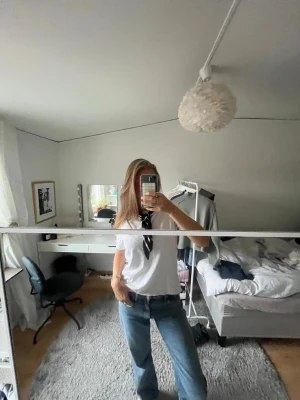Blåa raka jeans med normal passform - Säljer dessa jeansen från Zara, köpta på vinted. Jag har klippt upp dom ca 5-10 cm för att de ska lägga sig snyggt över skorna. Storlek 38 men sitter som 36