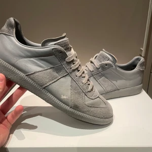 Maison Margiela gats äkta| tar hälst byten  - Säljer dessa feta Maison Margiela i färgen grå! Skorna är i bra skick och är storlek 40. Skorna är bra för både sommaren och vintern 💯. Säljer dem för endast 2799, nypris cirka 7500. Vid minsta lilla fundering hör av dig till mig och även om du vill ha flera bilder eller mer detaljerad info🥂!