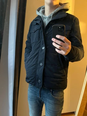 J-Lindeberg jacka - Stilren jacka från J-Lindeberg| Mycket gott skick och inga defekter!| Kontakta mig vid minsta fråga!| Pris alltid diskuterbart!| //Nils- Dragkedjan är väldigt trög och kan vara svår att knäppa hela vägen, men jackan är varm och knapparna håller värmen bra!-köp efter 25/12-skickas tidigast 29/30-12