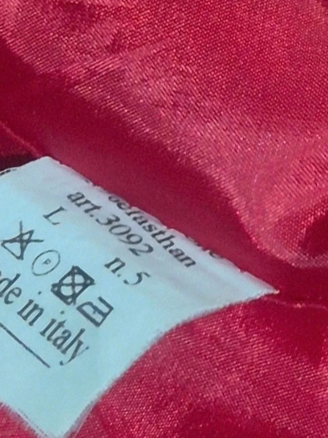 Röd rock med knappar och hög krage - 4