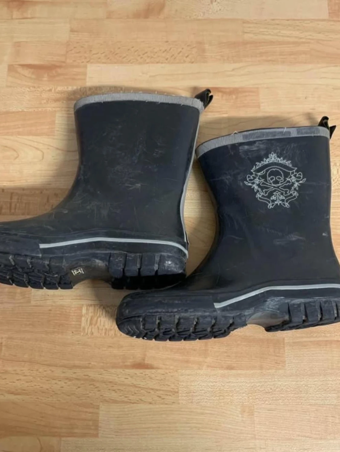 Svarta stövlar med döskalletryck