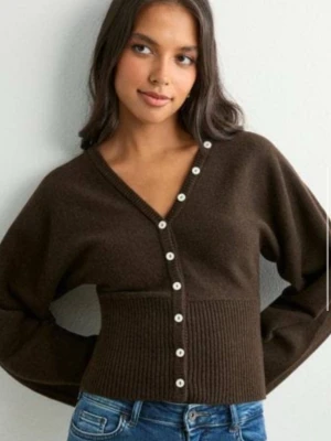 Brun kofta med v-ringning och knappar - Mysig brun kofta med v-ringning och vita knappar hela vägen framtill. Köpt från nellys hemsida men den är från Gina tricot. Storlek 34 men sitter som 36. Endast använd en gång.