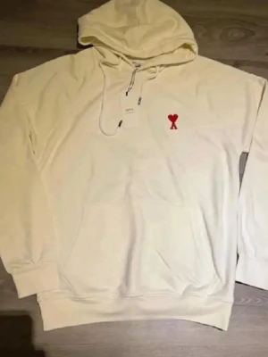 Ami Hoodie  - Tjena säljer denna stilrena, efterfrågade hoodien från Ami. Riktigt utmärkt kvalitet och väldigt snygg som passar allt. Skriv gärna vid intresse och för mer information! Tveka inte på att skicka bud.