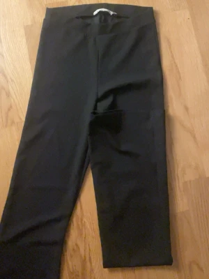 Svarta leggings XS från lager 157 - Svarta leggings från märket lager 157 i storlek XS. De har en enkel och stilren design med elastisk midja och smal passform. Materialet är mjukt och stretchigt, perfekt för en chill och bekväm look. Passar dig som gillar minimalistiska och snygga basplagg.