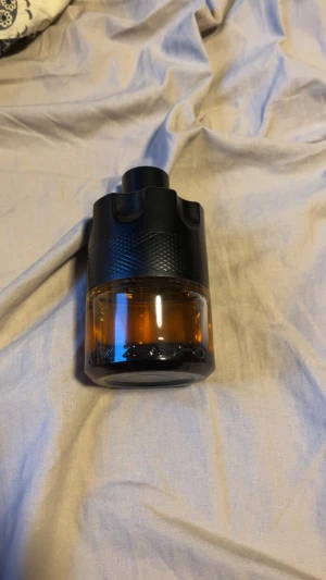 1,3,5 ml sample av Azzaro the most wanted EDP  -  parfym från Azzaro perfekt för dig som vill sticka ut.  Denna doft är extremt bra för det kallare vädret och det är en galet beroendeframkallande doft, jag säljer samples på 1,3,5 ml men man kan självklart köpa flera samples av samma parfym, kolla gärna in mina andra annonser och fråga gärna frågor om ni har någon,  1ml 35 kr 3 ml 75 kr 5 ml 110 kr