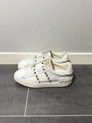 Valentino Rockstuds - Valentino rockstud vit, storlek 37 passar 38, skick 8/10, endast skor medföljer vid köp, nypris 8500kr, vid funderingar hör av er.